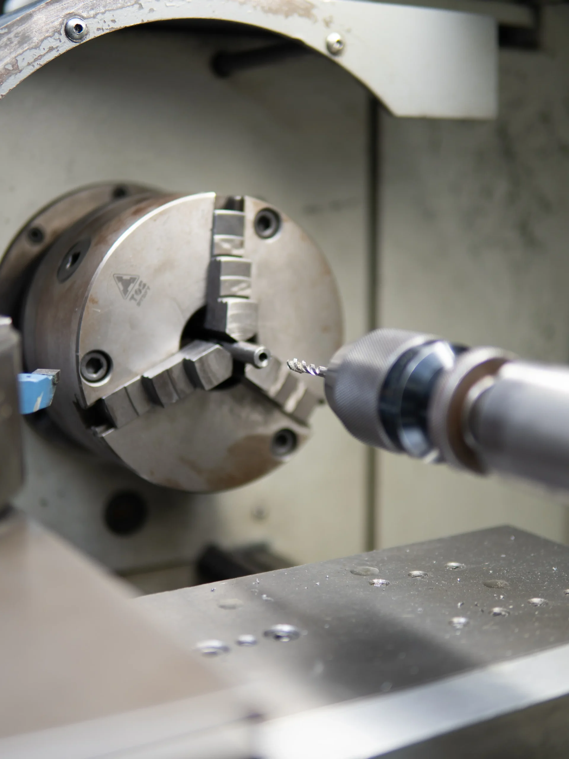 Bohrmaschine mit Metallbohrer