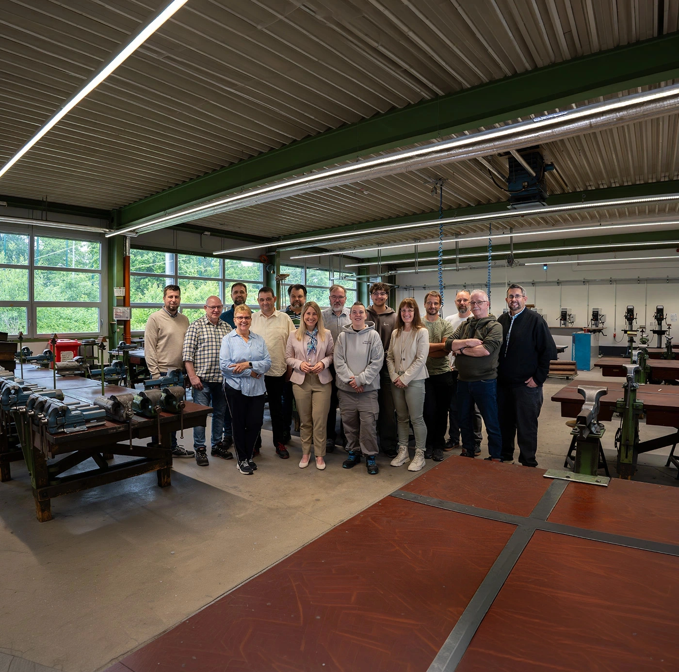 Portrait des gesamten Team des Bergischen Bildungscampus in einer Werkstatt